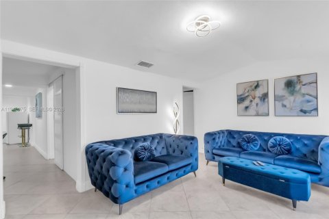 Villa ou maison à vendre à Hialeah, Floride: 6 chambres, 242.57 m2 № 2008437 - photo 3