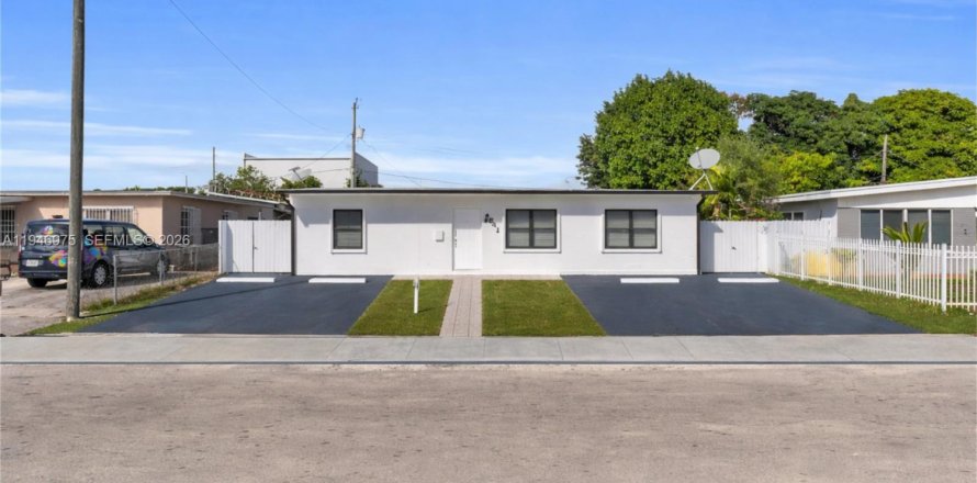 Villa ou maison à Hialeah, Floride 6 chambres, 242.57 m2 № 2008437