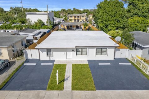 Villa ou maison à vendre à Hialeah, Floride: 6 chambres, 242.57 m2 № 2008437 - photo 2