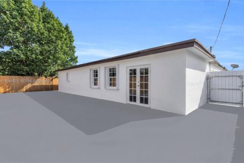 Villa ou maison à vendre à Hialeah, Floride: 6 chambres, 242.57 m2 № 2008437 - photo 12