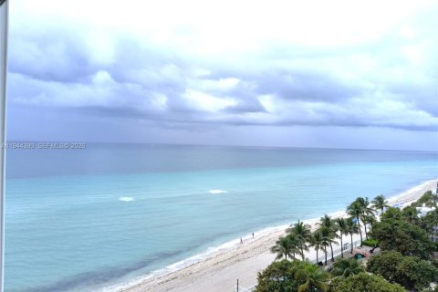 Condo in Hollywood, Florida, 2 bedrooms  № 2001550 - photo 7