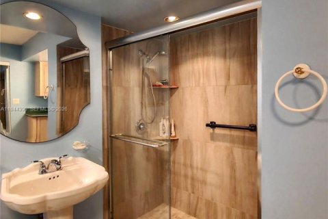 Condo in Hollywood, Florida, 2 bedrooms  № 2001550 - photo 25