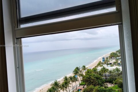 Condo in Hollywood, Florida, 2 bedrooms  № 2001550 - photo 16
