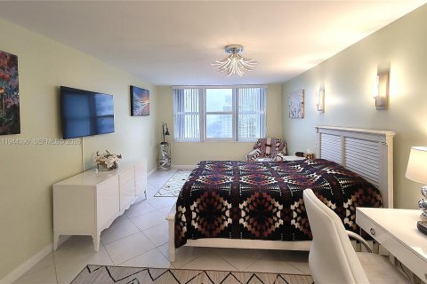 Condo in Hollywood, Florida, 2 bedrooms  № 2001550 - photo 11