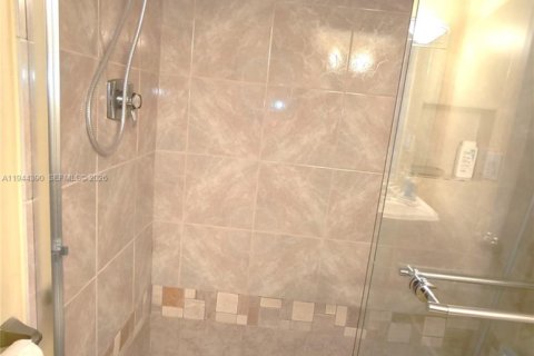 Condo in Hollywood, Florida, 2 bedrooms  № 2001550 - photo 21