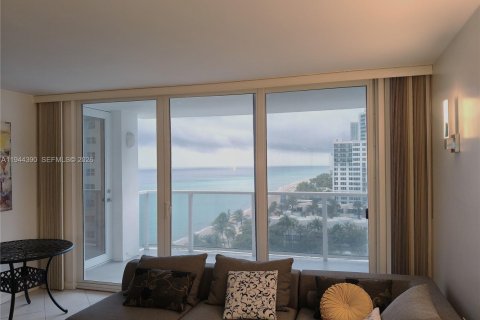 Condo in Hollywood, Florida, 2 bedrooms  № 2001550 - photo 13