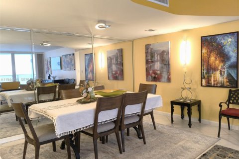 Condo in Hollywood, Florida, 2 bedrooms  № 2001550 - photo 6