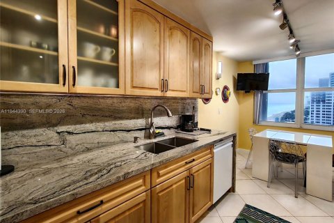 Condo in Hollywood, Florida, 2 bedrooms  № 2001550 - photo 23