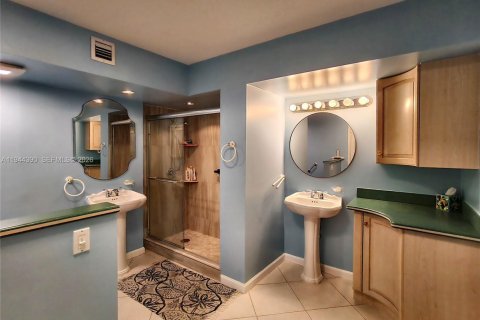 Condo in Hollywood, Florida, 2 bedrooms  № 2001550 - photo 27