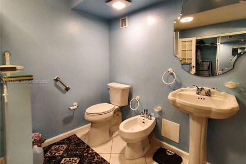 Condo in Hollywood, Florida, 2 bedrooms  № 2001550 - photo 26