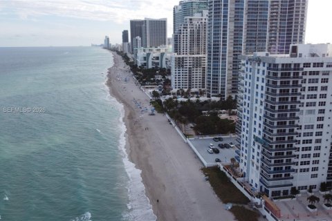 Condo in Hollywood, Florida, 2 bedrooms  № 2001550 - photo 9