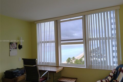 Condo in Hollywood, Florida, 2 bedrooms  № 2001550 - photo 17