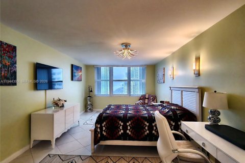 Condo in Hollywood, Florida, 2 bedrooms  № 2001550 - photo 28