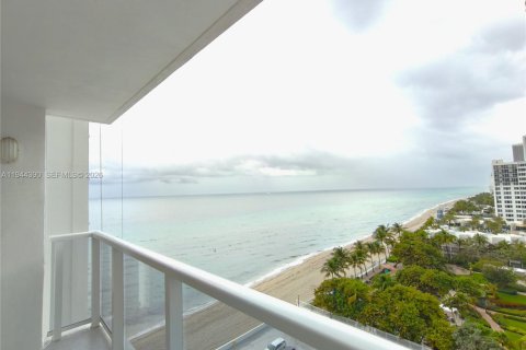 Condo in Hollywood, Florida, 2 bedrooms  № 2001550 - photo 8