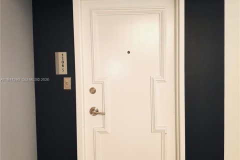 Condo in Hollywood, Florida, 2 bedrooms  № 2001550 - photo 19