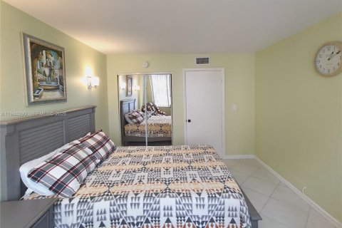 Condo in Hollywood, Florida, 2 bedrooms  № 2001550 - photo 18