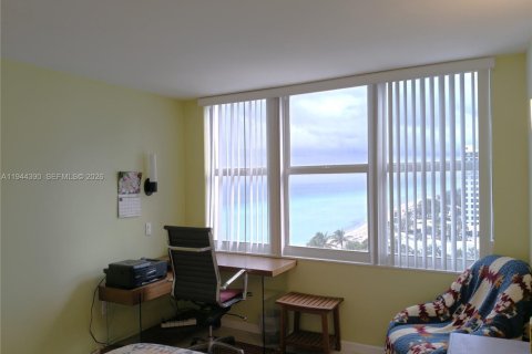 Condo in Hollywood, Florida, 2 bedrooms  № 2001550 - photo 15