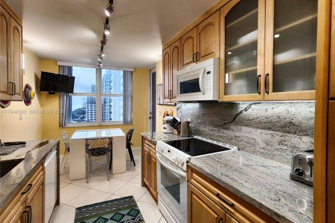 Condo in Hollywood, Florida, 2 bedrooms  № 2001550 - photo 24