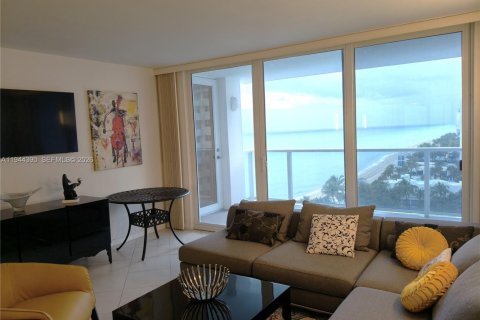 Condo in Hollywood, Florida, 2 bedrooms  № 2001550 - photo 3