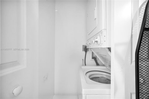 Condo in Miami Beach, Florida  № 2011391 - photo 11