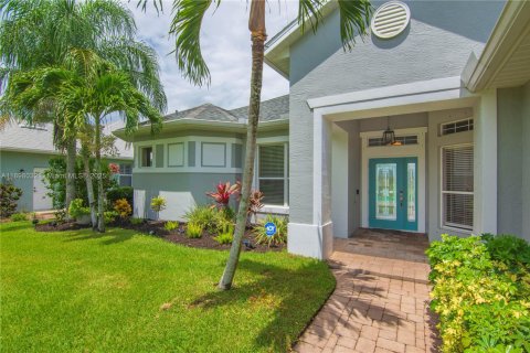 House in Vero Beach, Florida 3 bedrooms, 250 sq.m. № 1949845 - photo 2