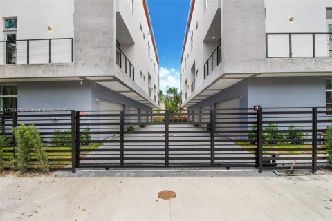 Condominio en venta en Miami, Florida, 3 dormitorios, 216.65 m2 № 1860938 - foto 3