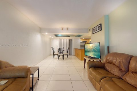 Купить кондоминиум в Майами, Флорида 2 спальни, 82.87м2, № 1978104 - фото 7