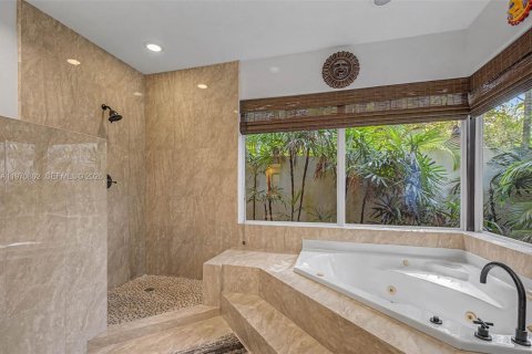 House in Palmetto Bay, Florida 5 bedrooms, 331.01 sq.m. № 2032664 - photo 17