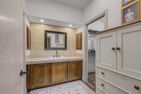 House in Palmetto Bay, Florida 5 bedrooms, 331.01 sq.m. № 2032664 - photo 18