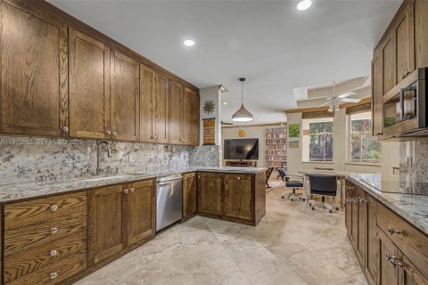 House in Palmetto Bay, Florida 5 bedrooms, 331.01 sq.m. № 2032664 - photo 6