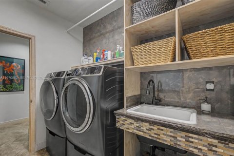 House in Palmetto Bay, Florida 5 bedrooms, 331.01 sq.m. № 2032664 - photo 27