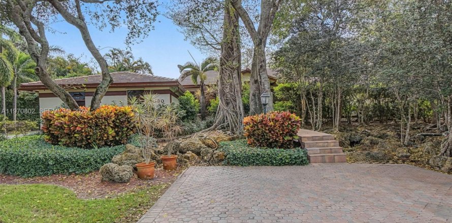 House in Palmetto Bay, Florida 5 bedrooms, 331.01 sq.m. № 2032664