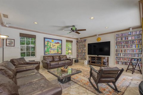 House in Palmetto Bay, Florida 5 bedrooms, 331.01 sq.m. № 2032664 - photo 12