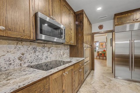 House in Palmetto Bay, Florida 5 bedrooms, 331.01 sq.m. № 2032664 - photo 9