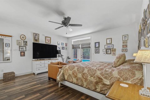 House in Palmetto Bay, Florida 5 bedrooms, 331.01 sq.m. № 2032664 - photo 15