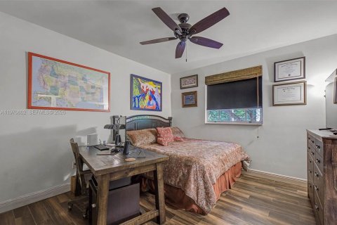 House in Palmetto Bay, Florida 5 bedrooms, 331.01 sq.m. № 2032664 - photo 24