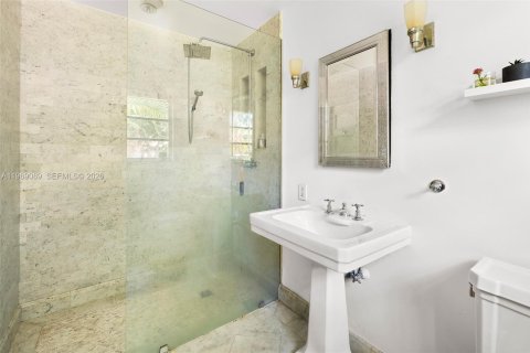 Casa en venta en Miami, Florida, 4 dormitorios, 221.57 m2 № 2030151 - foto 24