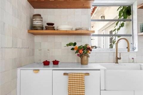 Casa en venta en Miami, Florida, 4 dormitorios, 221.57 m2 № 2030151 - foto 12