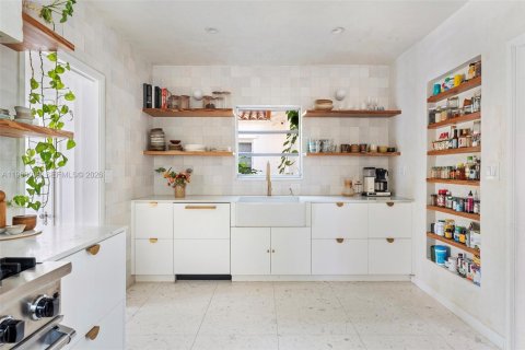 Casa en venta en Miami, Florida, 4 dormitorios, 221.57 m2 № 2030151 - foto 10