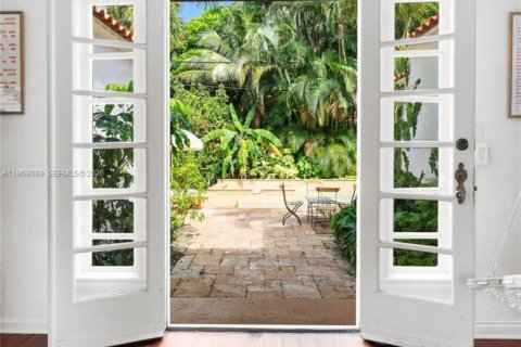 Casa en venta en Miami, Florida, 4 dormitorios, 221.57 m2 № 2030151 - foto 13