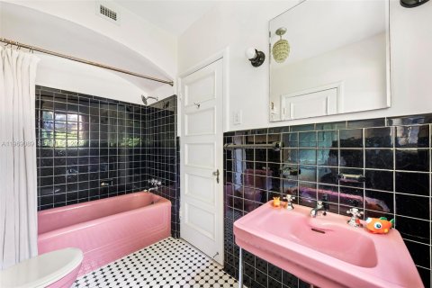 Casa en venta en Miami, Florida, 4 dormitorios, 221.57 m2 № 2030151 - foto 27