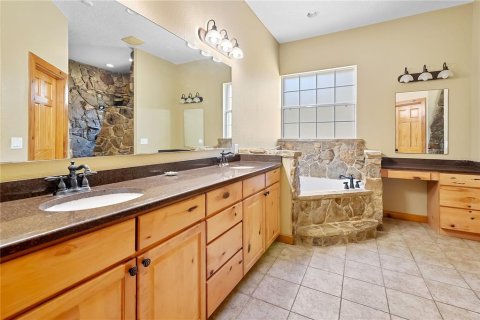 House in Eustis, Florida 4 bedrooms, 359.16 sq.m. № 2212194 - photo 21