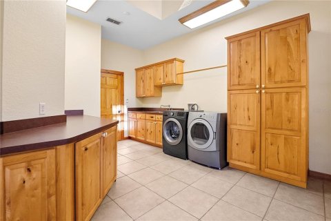 House in Eustis, Florida 4 bedrooms, 359.16 sq.m. № 2212194 - photo 13