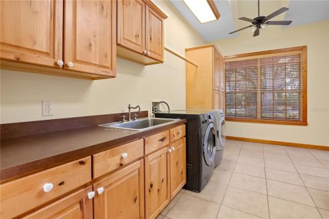 House in Eustis, Florida 4 bedrooms, 359.16 sq.m. № 2212194 - photo 12