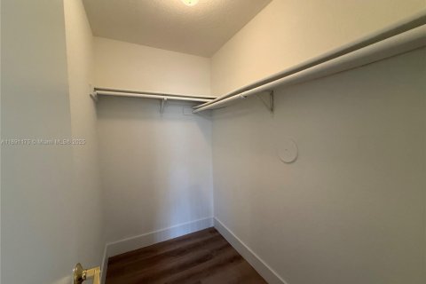 Condo in Sunrise, Florida, 1 bedroom  № 1944107 - photo 4