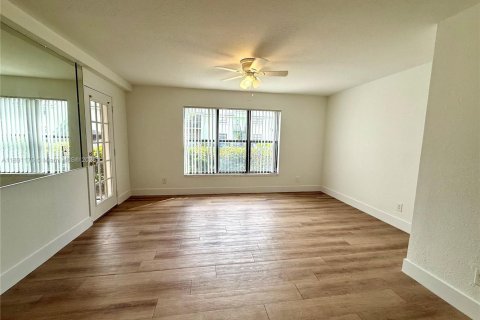 Condo in Sunrise, Florida, 1 bedroom  № 1944107 - photo 1