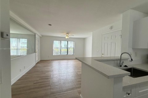 Condo in Sunrise, Florida, 1 bedroom  № 1944107 - photo 9