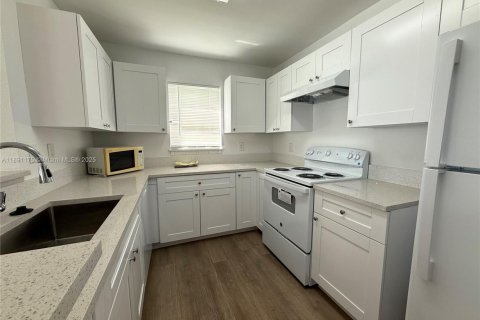 Condo in Sunrise, Florida, 1 bedroom  № 1944107 - photo 7