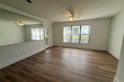 Condo in Sunrise, Florida, 1 bedroom  № 1944107 - photo 2