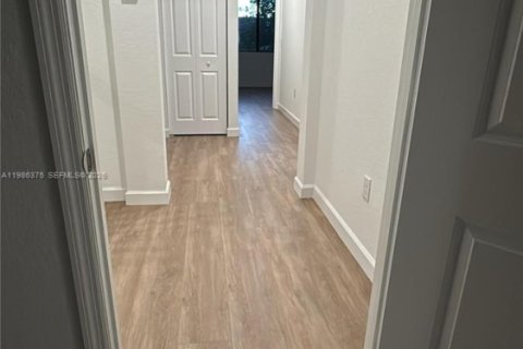 Adosado en alquiler en Miami, Florida, 3 dormitorios, 158.31 m2 № 2049580 - foto 4
